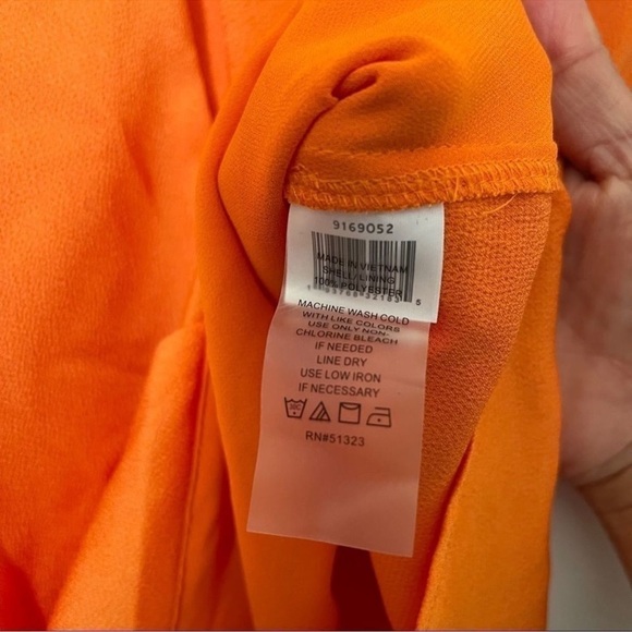 Vince Camuto Faux wrap Top Blouse size XS runs bigger
Electric Orange - Picture 8 of 8